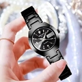 Montre quartz femme noire élégante avec index argentés et dateur portée au poignet - Noir