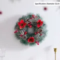 Weihnachtskranz mit Kiefernnadeln, roten Beeren und Blumen, Durchmesser 32cm - Drei Rote Blumen Stil