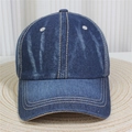 Détail d'une casquette en denim délavé avec surpiqûres jaunes et œillets brodés blancs - No.43-Vintage Lavé Délavé
