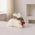 Dettaglio di renna natalizia di peluche con sciarpa rosso-verde e corna dorate - Cervo sdraiato