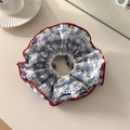 Coletero a cuadros vichy azules y blancos con costuras rojas y borde de encaje - Scrunchie de Encaje de Cereza de Cuadros Azules y Blancos