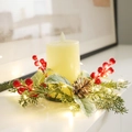 Candela LED natalizia con anello di bacche rosse e luci per decorazioni tavola - Ghirlanda per Candele Natalizie Foglie Bordate di Bianco e Bacche Rosse (Con Luce LED)