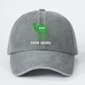 Dettaglio cappello denim grigio lavato con ricamo cammello dell'Arabia Saudita - Regolabile / Grigio