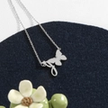 Collana in acciaio inossidabile con pendente a farfalla d'argento e lettera corsiva - Farfalla Lettera I / Argento I