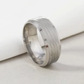 Anello da uomo in acciaio inossidabile da 8mm con finitura con trama diagonale incisa - Striscia Diagonale a Quattro Linee / Color Acciaio