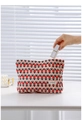 Nahaufnahme der floralen Cord-Kosmetiktasche mit Tulpenmuster und H&R BAG Etikett - Rot