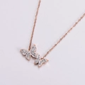 Collana a farfalla in oro rosa con cristalli bianchi scintillanti su catena sottile - Oro rosa
