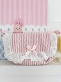 Rosa gestreifte gesteppte Umhängetasche mit zarter Spitze und Satin-Schleifen-Detail - Crossbody Bag / Rosa Gestreifte Herzchen-Spitze