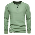 Détail du tissu gaufré vert sauge et patte à trois boutons sur le t-shirt Henley à manches longues - Vert Herbe