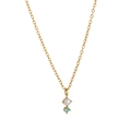 Detail van gouden titanium ketting met hanger van witte parel en blauwe zirkoon edelsteen - Maart Ketting
