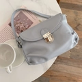 Borsa sottobraccio azzurra minimalista con fibbia dorata su tavola bianca cafè - Blu Nebbia