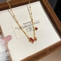 Detailansicht einer vergoldeten Halskette mit roter Schleife und Herzanhänger in Box - 13# Gold - Rote Schleife & Herz