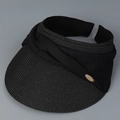Detailansicht eines schwarzen Stroh-Visors mit breiter Krempe und Metall-Logo-Applikation - M (56-58cm) / Schwarz