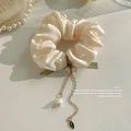 Crèmewitte satijnen scrunchie met parels en metalen lelietje-van-dalen hangers - #2 Scrunchie Lily Of The Valley Strik Kwastje - Beige