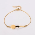 Macro-opname van gouden slangketting met Maria-hanger en een zijwaarts kruisje detail - Onze Lieve Vrouw van Guadalupe Stijl / Goud