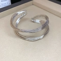 Dettaglio di bracciale rigido ritorto a più strati argento su vassoio per gioielli - Argento