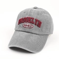 Detalle del bordado 3D Brooklyn 1947 en gorra de béisbol vintage gris lavado textura - Ajustable / Gris