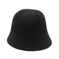 Detalle de la textura de punto acanalado vertical en un sombrero de pescador negro - M (56-58cm) / Negro