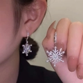 Elegantes pendientes de copo de nieve plateados con perlas y cristales de circonita - Pendientes colgantes / Estilo Copo de Nieve Plateado