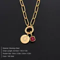 Collana in acciaio inossidabile placcata oro 14K con disco lettera O e gemma rossa - Lettera O / Oro