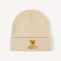 Beige gebreide muts met schattig bruin beerborduurwerk in een moderne minimalistische stijl - Eén maat / Beige