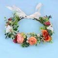 Blumenkranz mit orangefarbenen und weißen Blüten, Beeren und weißem Schleifenband - Orange Weiß Blumenkranz