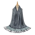 Detail eines dunkelblauen Paisley-Schals mit eleganten Fransen auf einer Holzpuppe - Graublau