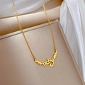Detalle del collar con colgante de bebé y alas doradas sobre seda blanca y fondo de cuero - Dorado (M317金)