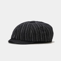 Détail de la casquette gavroche noire à rayures blanches et bouton sur fond blanc pur - Noir