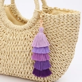 Pendentif pompon bohème dégradé violet à cinq couches avec fermoir doré sur sac - Dégradé de Violet / 22cm