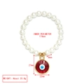 Detail der Maße des roten Evil-Eye-Anhängers und der weißen Perlen am Armband - Großer roter Anhänger des bösen Blicks