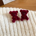 Boucles d'oreilles ours floqué bordeaux sur un pull blanc avec un style vintage chic - 63# Clous Ours Flocage Bourgogne (925 Sterling Silver Earring Post)
