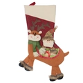 Calza di Natale con una simpatica renna e bambola di peluche su sfondo bianco - Babbo Natale