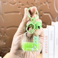Groene rugzakvormige vloeibare zandloper sleutelhanger met schattig kikkerfiguurtje - Rugzak Kikker-Groen