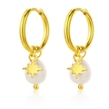 Boucles d'oreilles en U dorées avec pendentif étoile et perles sur fond blanc pur - Boucles d'Oreilles Créoles Étoile et Perle / Doré