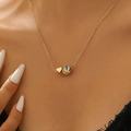 Nahaufnahme der goldenen Halskette mit Herzanhänger und buntem Volleyball auf dem Modell - KC Gold Volleyball Halskette (1678)