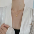 Elegante collana con ciondolo a cuore dorato su modella con catena minimalista placcata oro 18K - Cuore Oro