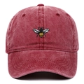 Dettaglio del ricamo a ape su un cappellino in cotone rosso lavato stile vintage - Regolabile / Borgogna