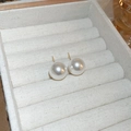 Detailopname van elegante witte parels in een sieradendoos met gouden details - Wit 14mm (15# Zilveren Pin)