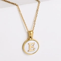 Collar de acero de titanio chapado en oro 18k con colgante de nácar y letra E - Letra E