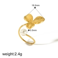Detailopname van 18k gouden bloemring met parel, toont 18,2mm bloemgrootte en het gewicht - Verstelbaar Open / Driebladige Bloemstijl (TR4243-G)