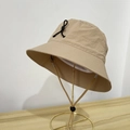 Sombrero de pescador de nailon caqui con cordón ajustable en soporte de exhibición - Talla única / Caqui