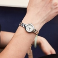 Montre bracelet élégante en alliage argenté avec cadran blanc rond et accents de diamants - Boîtier Argenté Cadran Blanc Aiguilles Bleues