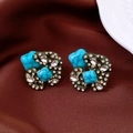 Nahaufnahme von Vintage-Acryl-Ohrsteckern mit grüner Emaille und Kristallen auf Seide - Blaugrün-Rhombus (Silver Earring Post)