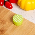 Mini contenitore per salse in plastica verde con coperchio a righe su tagliere di bambù - Verde/Strisce