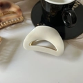 Elegante pinza para el pelo de acetato blanco crema con muelle dorado y diseño mármol - crema