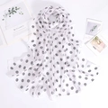 Écharpe en mousseline à pois pour femmes, présentée à plat sur fond blanc minimaliste - Blanc