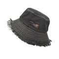 Dettaglio dei bordi sfilacciati e cuciture su un cappello alla pescatora in denim nero - M (56-58cm) / Nero