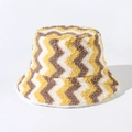 Detalle de gorro de pescador de felpa suave con patrones de ondas amarillas y marrones - M (56-58cm) / Amarillo