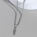 Collar de acero inoxidable plateado con colgante de pluma y cadena de caja minimalista - Color Acero